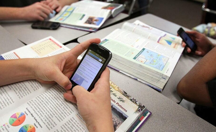 En CABA, los estudiantes ya no pueden usar el celular en la escuela