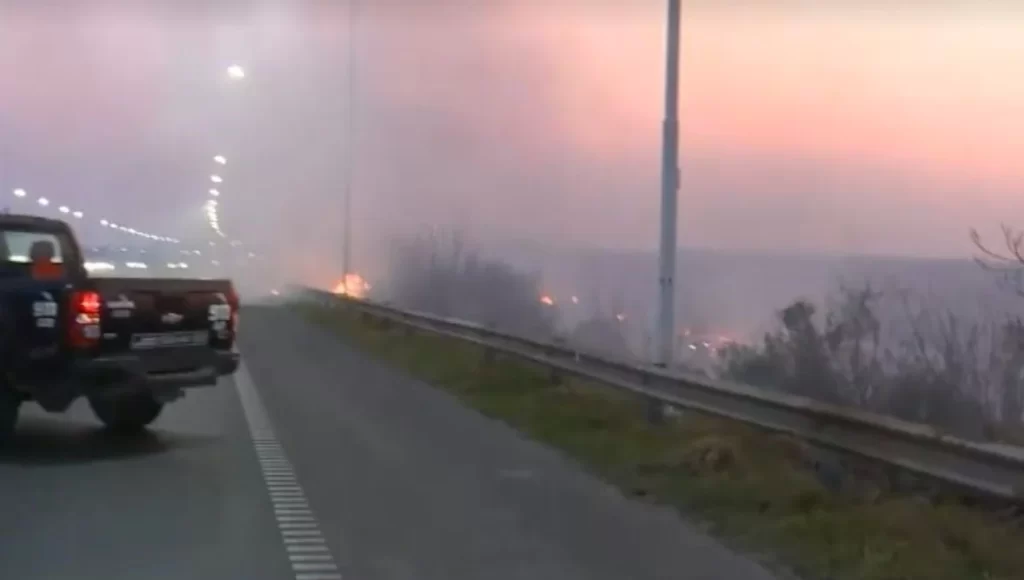 Incendio de pastizales en Autopista Santa Fe – Rosario