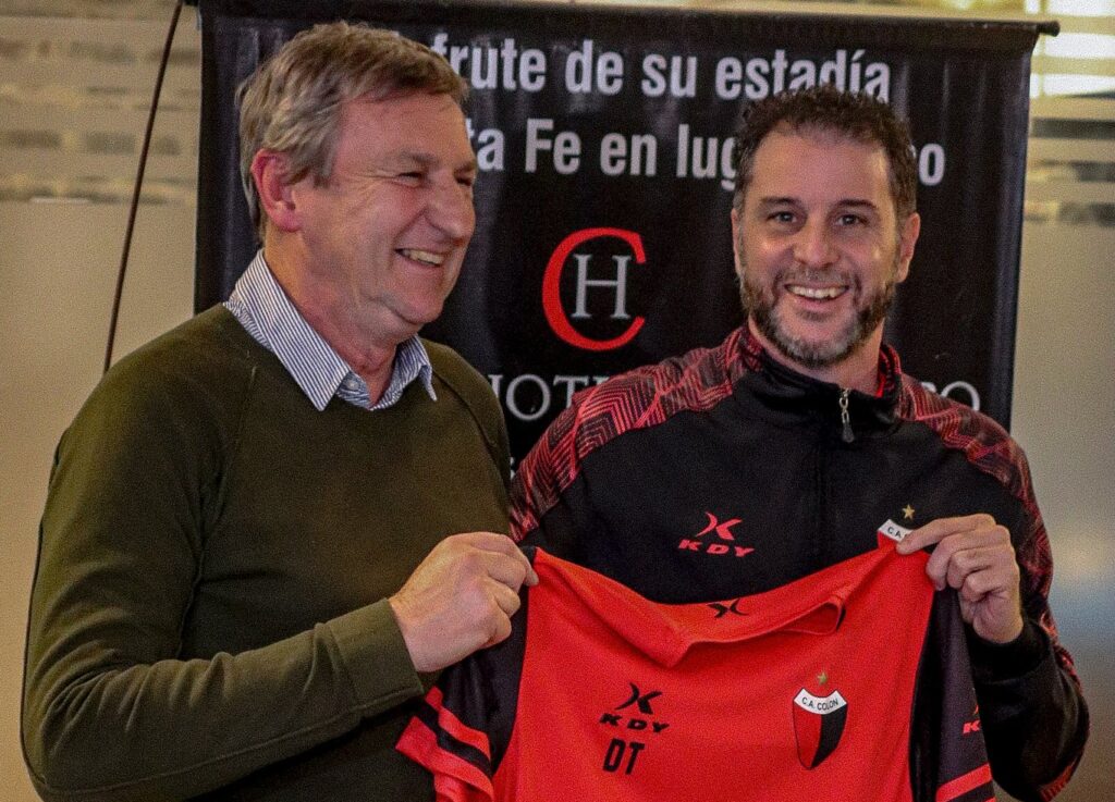 Colón presentó a De Paoli como nuevo entrenador