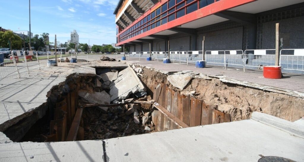 Socavón reparado: rehabilitarán el tránsito en Lopez y Planes y Cándido Pujato