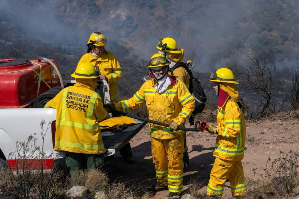 Brigadistas santafesinos ya trabajan combatiendo el fuego en Córdoba