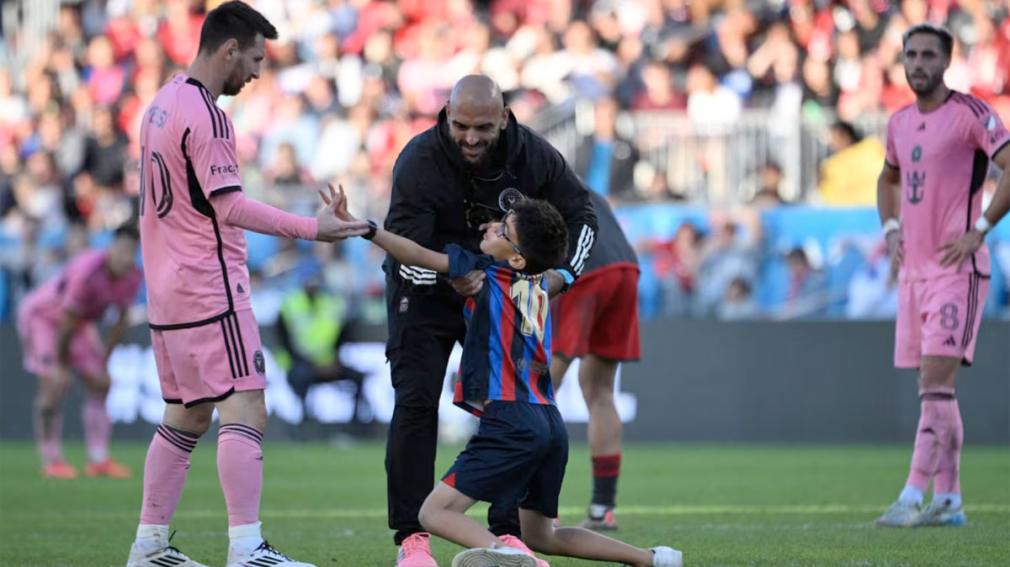 El tierno gesto de Messi con un niño que invadió la cancha en medio del partido de Inter Miami