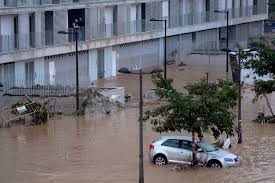 Un fuerte temporal golpea a España y causa decenas de muertos y desaparecidos.