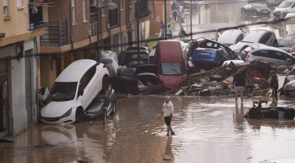 España sigue buscando víctimas del temporal, mientras la alerta se mantiene