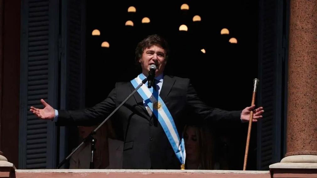 Javier Milei salió al balcón de la Casa Rosada y le envió un fuerte mensaje a los gremios aeronáuticos