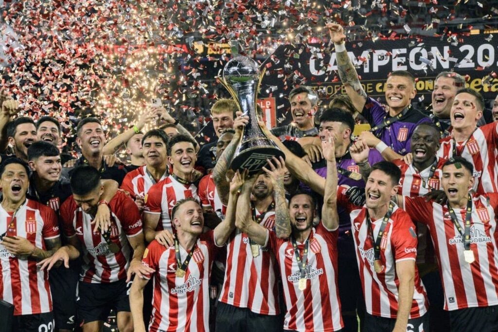 Estudiantes goleó a Vélez y alzó el Trofeo de Campeones