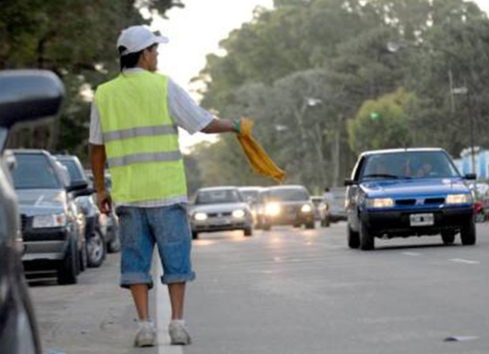 Santo Tomé: el Concejo prohibió la actividad de cuidacoches