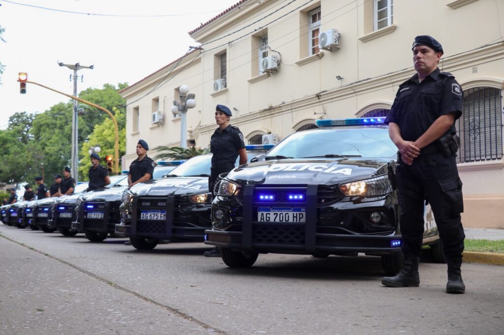 Provincia entregó 20 móviles policiales para el departamento La Capital