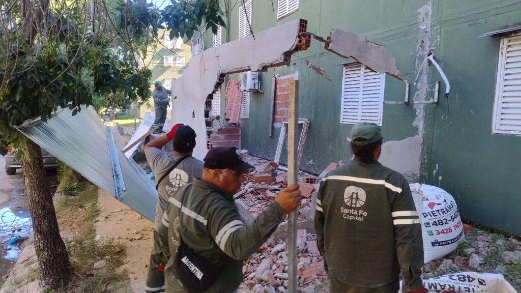 Se demolió una construcción irregular en Barrio Centenario