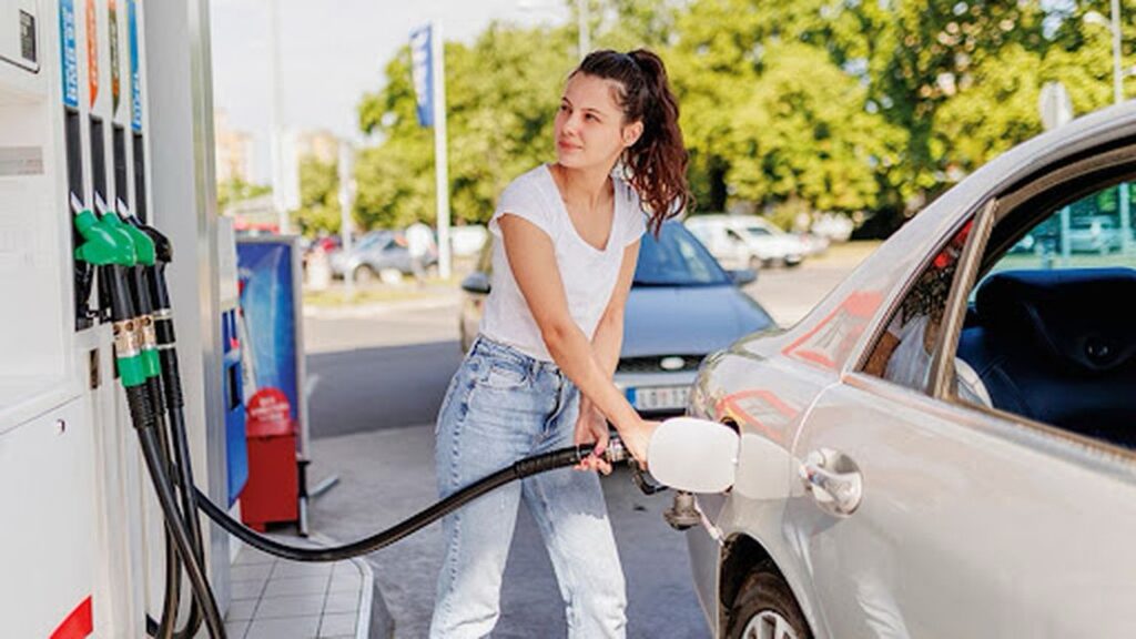 El Gobierno oficializó la medida que permite el autoservicio de combustibles