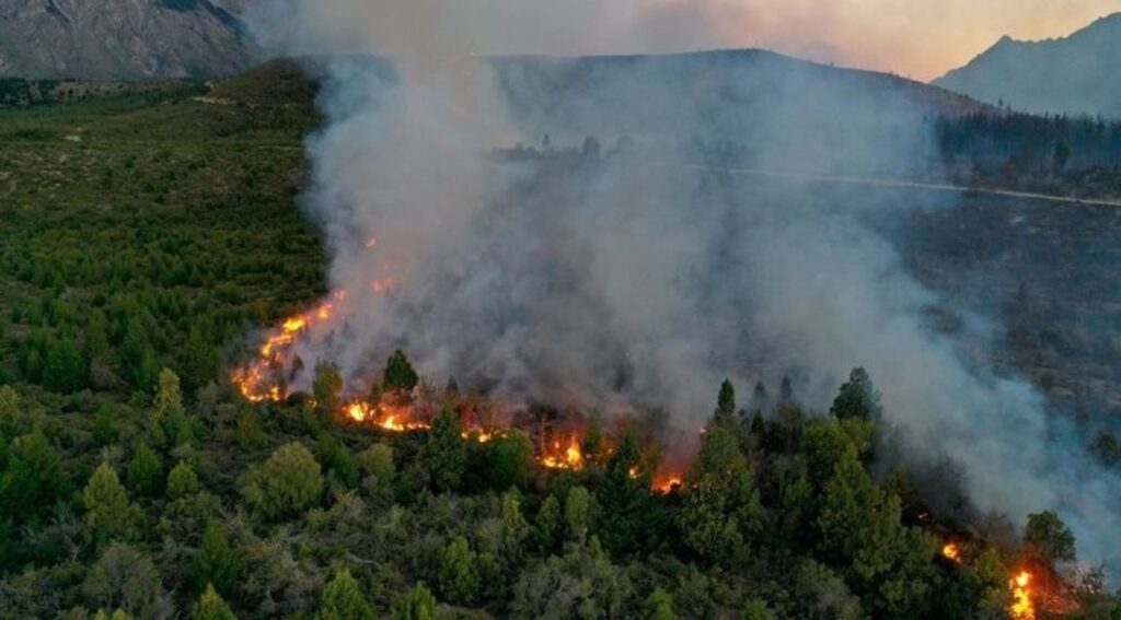 Incendio en El Bolsón: se reportó un fallecido y 200 turistas varados en refugios de montaña