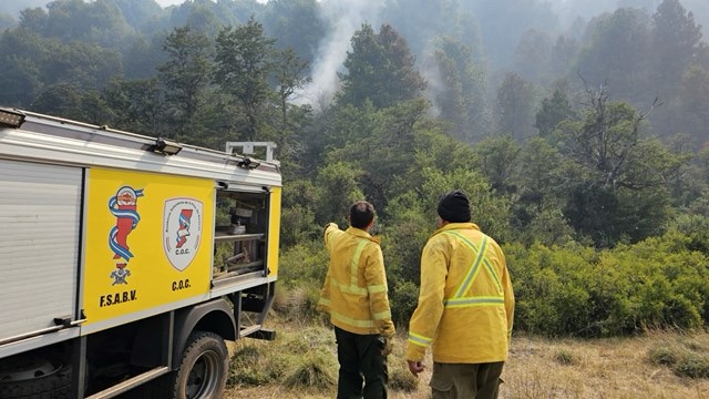 Intenso trabajo de brigadistas santafesinos en el combate de incendios en la Patagonia