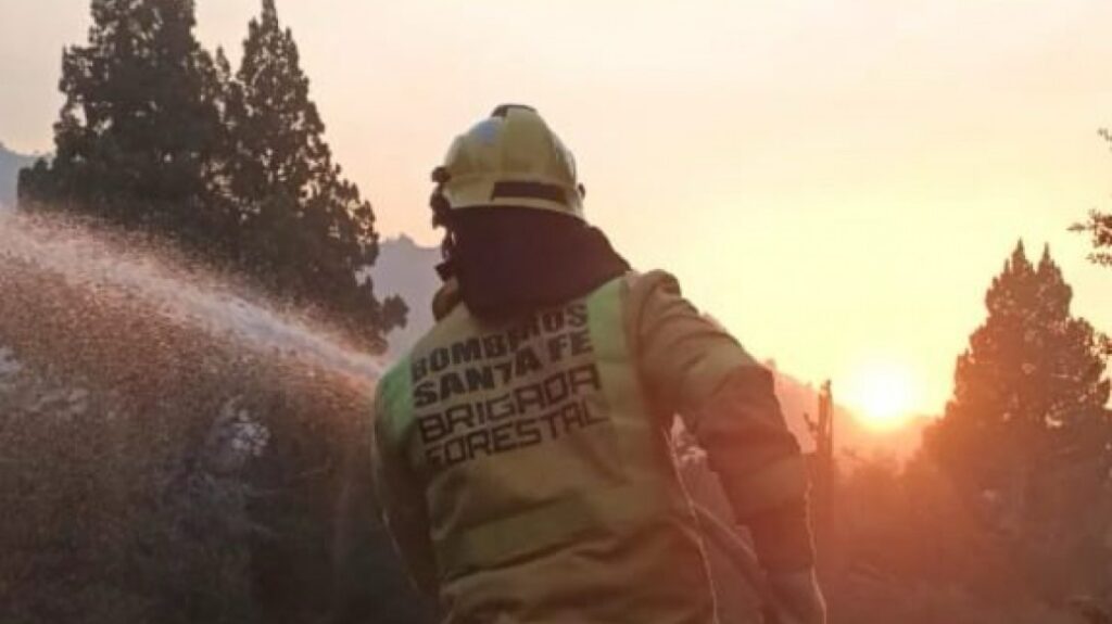 Brigadistas santafesinos continúan combatiendo focos de incendio al pie del volcán Lanín