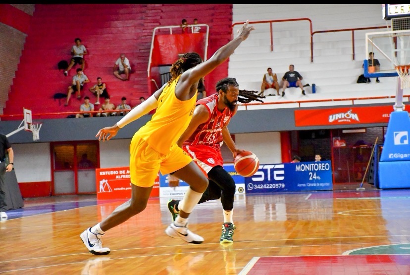 Basquet: Unión cayó ante Obras en el Malvicino