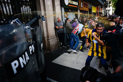 Jubilados se manifiestan en el Congreso entre graves incidentes