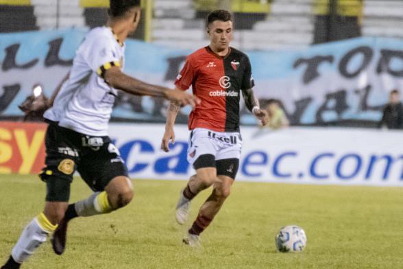 Por errores propios y ajenos, Colón se quedó sin invicto